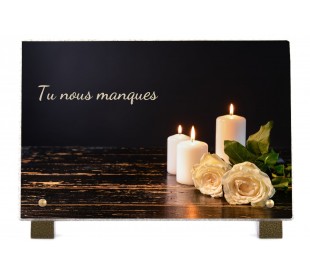 Nos Bonnes Affaires plaque funéraire roses blanche et ses bougies sur parquet bois • plaquefunerairepersonnalisee.fr by Phénix